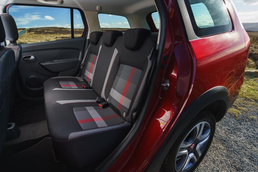 Интерьер Dacia Logan MCV Stepway Techroad 2019 года  (UK) (фото 10 из 34)